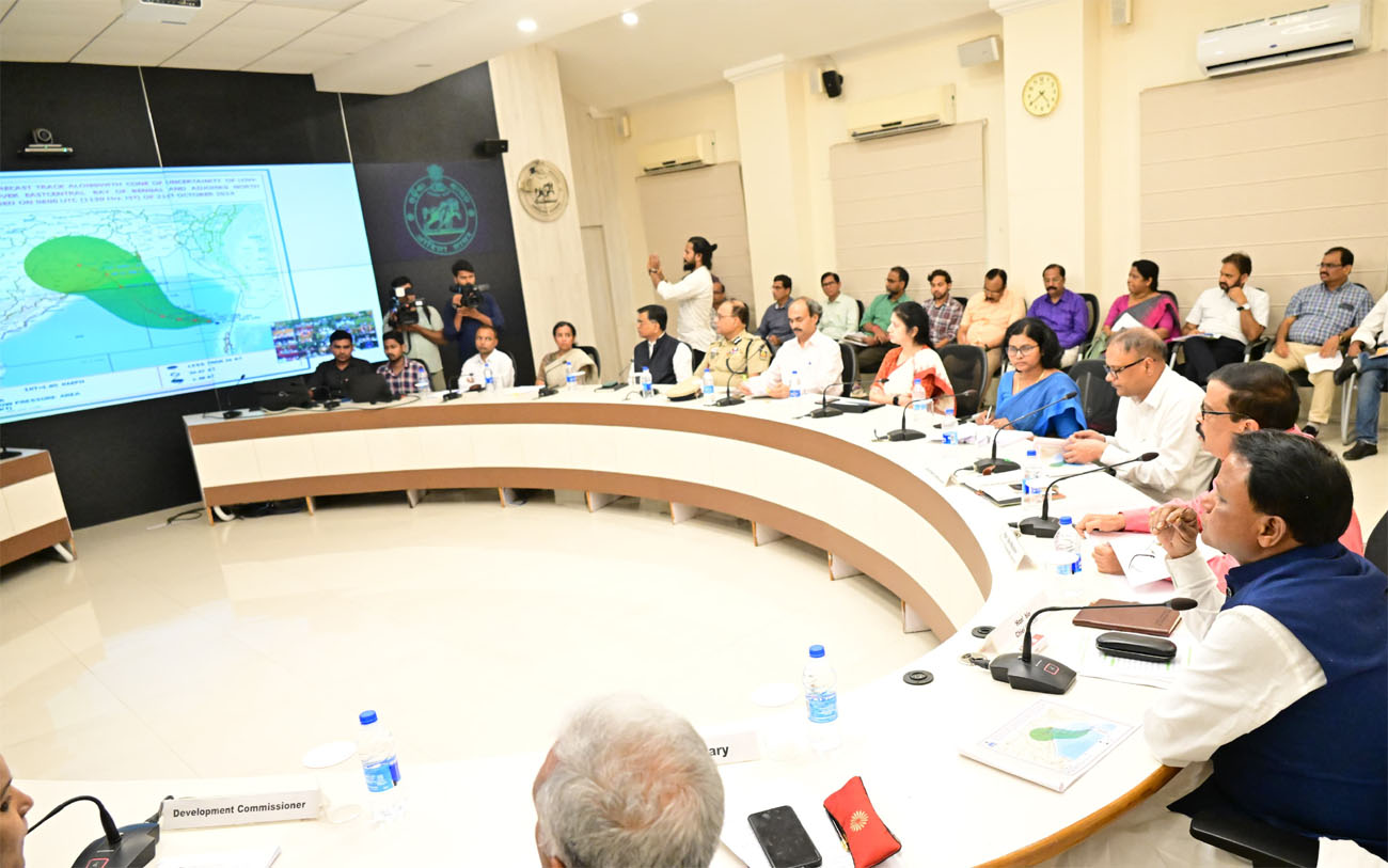 ବାତ୍ୟାକୁ ନେଇ ଭୟଭୀତ ନହେବାକୁ ମୋହନଙ୍କ ପରାମର୍ଶ