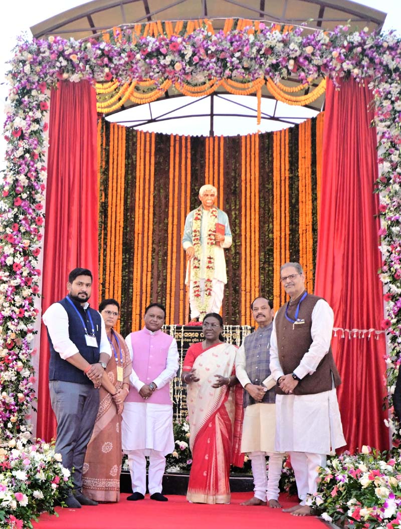 President unveiling the statue of Pandit Raghunath Murmu