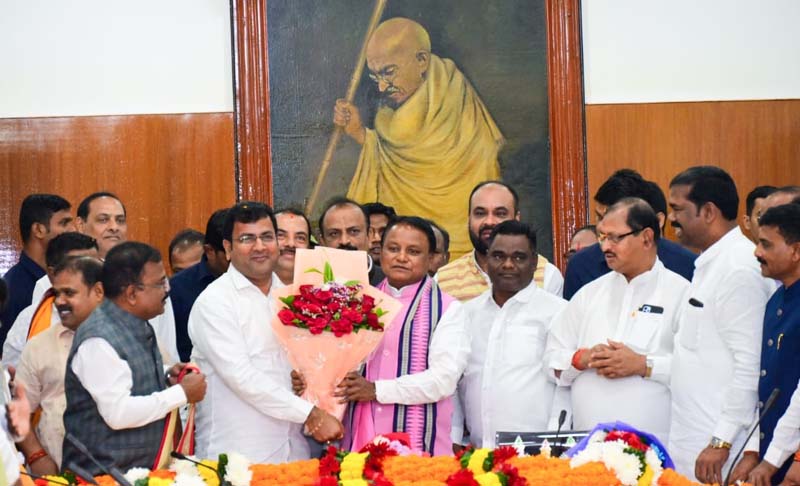 ମୁଖ୍ୟମନ୍ତ୍ରୀଙ୍କୁ ସମ୍ବର୍ଦ୍ଧନା