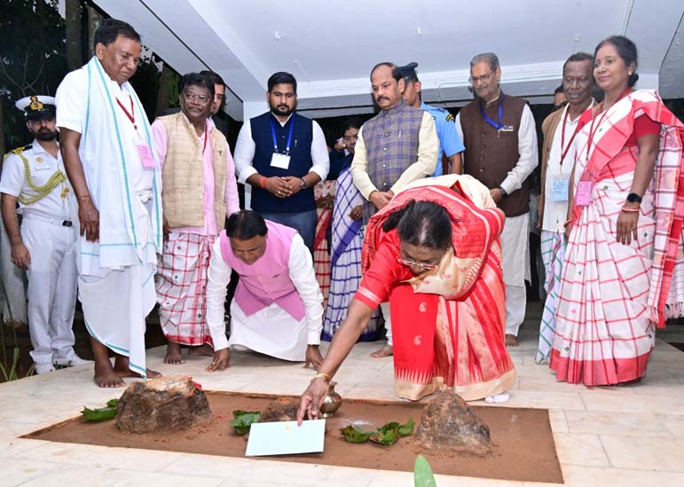 ଆଦିବାସୀ ଦେବସ୍ଥଳୀରେ ରାଷ୍ଟ୍ରପତିଙ୍କ ପୂଜାର୍ଚ୍ଚନା