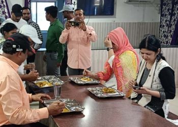 ଆହାର କେନ୍ଦ୍ର ପରିଦର୍ଶନ କରି ଖାଦ୍ୟ ଖାଇଲେ ପ୍ରମୁଖ ସଚିବ