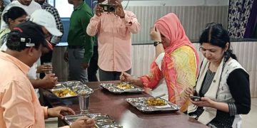 ଆହାର କେନ୍ଦ୍ର ପରିଦର୍ଶନ କରି ଖାଦ୍ୟ ଖାଇଲେ ପ୍ରମୁଖ ସଚିବ